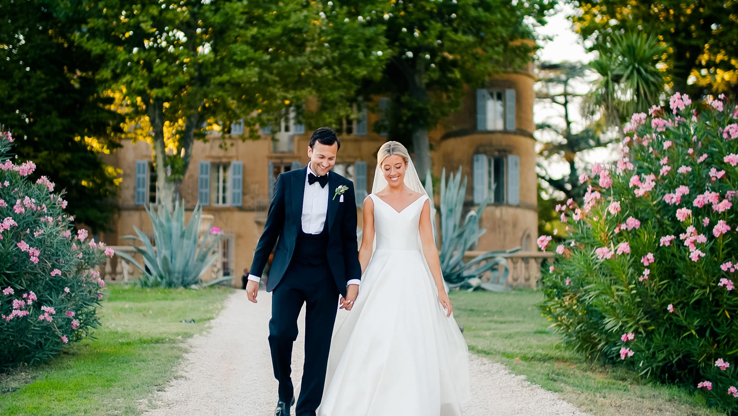Alexa & Alex w Château de Robernier, Prowansja, Francja — kadr z filmu ślubnego
