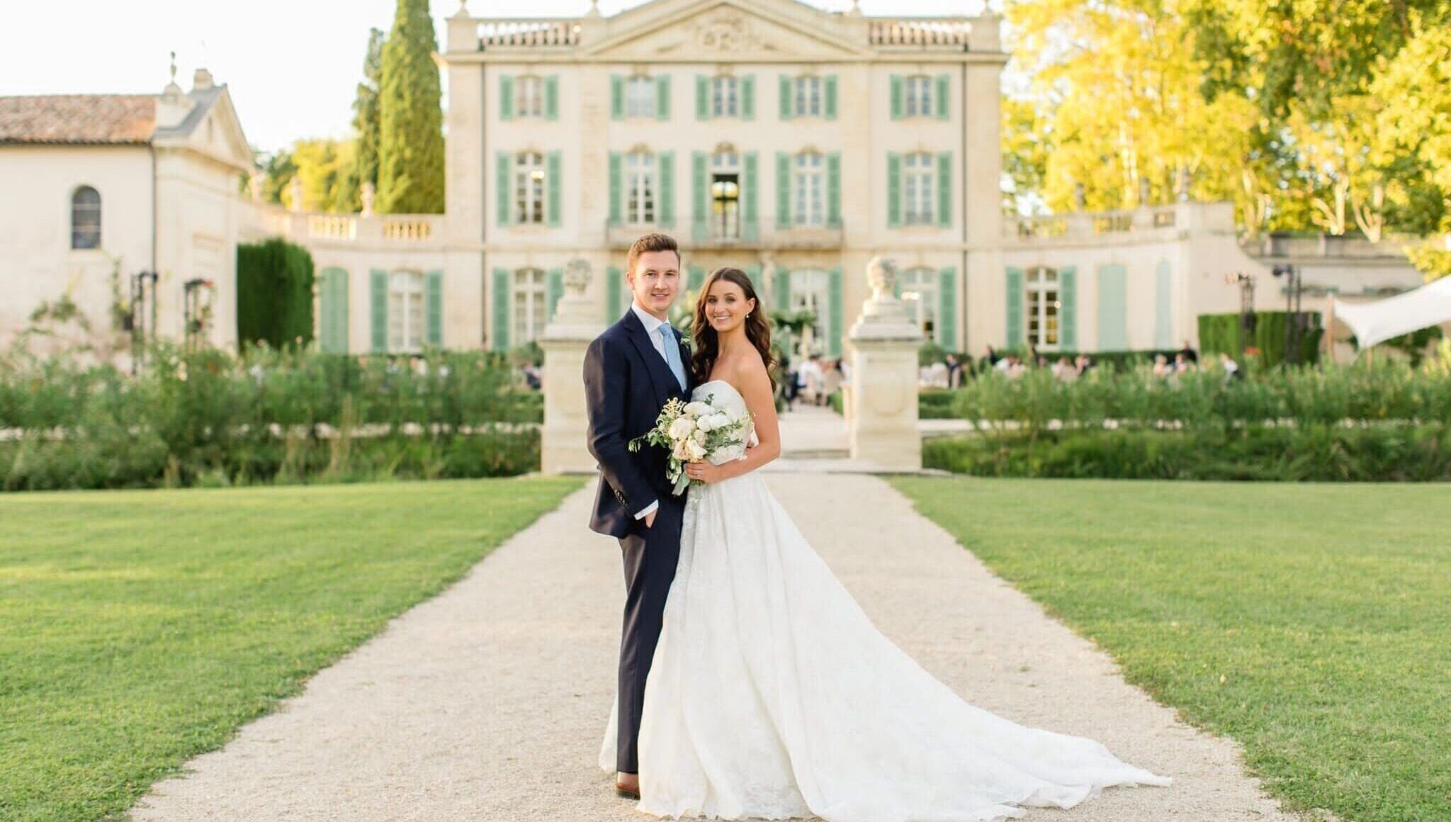 Lucy & James w Château de Tourreau, Prowansja, Francja — kadr z filmu ślubnego